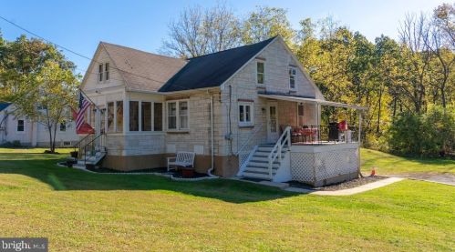 1752 Neffs Laurys Rd, Slatington, PA 18080-4127