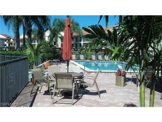 7220 Coventry Ct, Naples FL  34104-6717 exterior