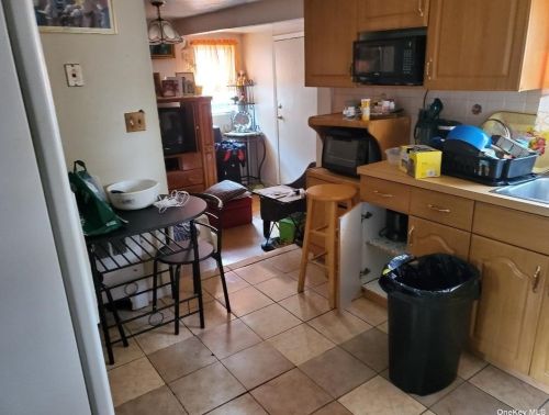 171 Catherine St, Westbury, NY 11590-4005