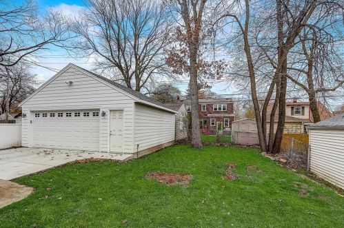 523 112, Milwaukee WI 53226-4132 exterior