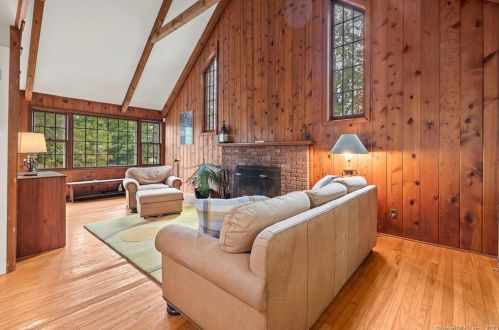 25 Split Level Rd, Ridgefield, CT 06877-5716