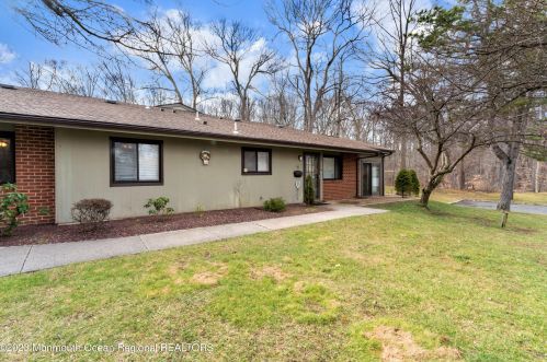56 Ellsworth Ct, Tinton Falls, NJ 07701-5403