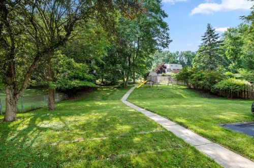 2921 Greenfield Rd, Glenshaw, PA 15116-1138