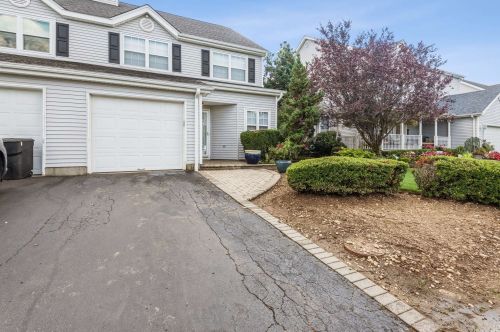 103 Forster Pl, Huntington Station, NY 11747-8128