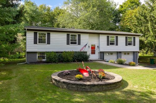 545 Quaker Ln, Hyde Park NY  12538-3011 exterior