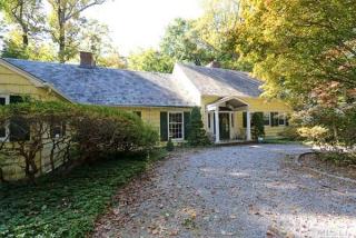 5 Knolls Ln, North Hills, NY 11030-1629