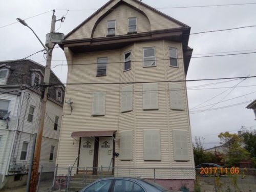 13 Sprague St, Providence, RI 02907-2525