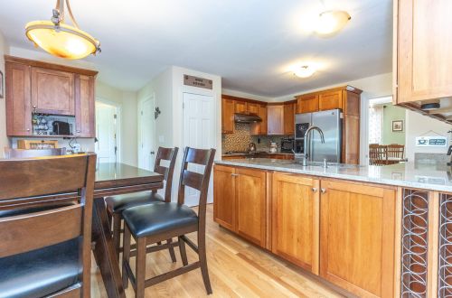 8 Canter Ct, Nashua NH  03063-2929 exterior