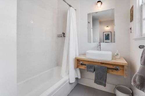 29 Gray St, Poughkeepsie NY 12603-2712 exterior