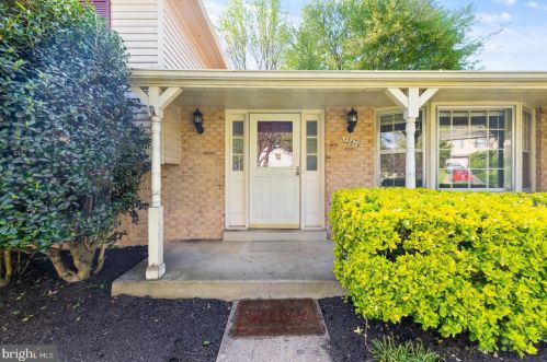 12470 Hedges Run Dr, Woodbridge, VA 22192-1738