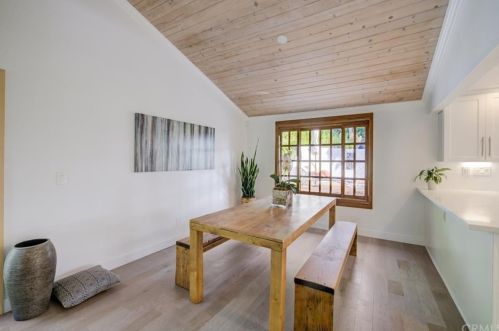 22540 Jameson Dr, Calabasas CA 91302-5857 exterior