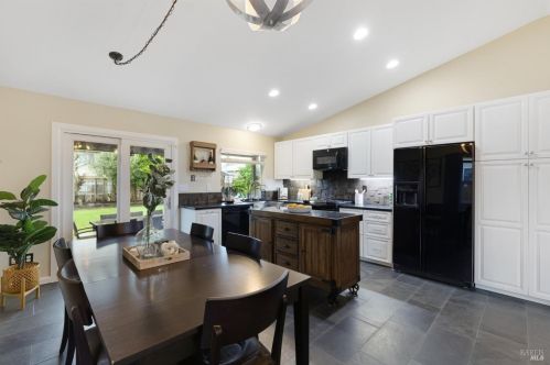1056 Esparto Ct, Windsor CA  95492-7807 exterior