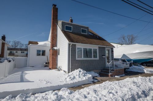 143 Broadway, North Lindenhurst, NY 11757-3753