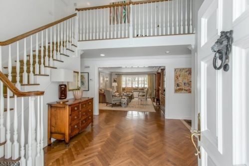 686 Shawnee Dr, Franklin Lakes, NJ 07417-1024
