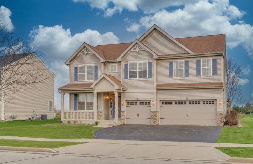 8221 64th St, Kenosha, WI 53142-7579