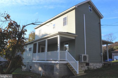 411 Center St, Lykens, PA 17048-9448