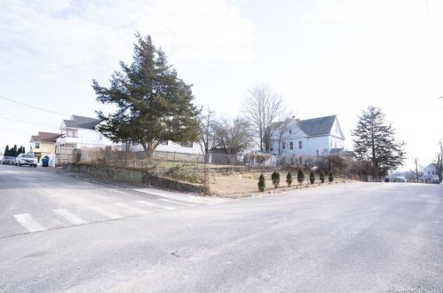 8 Willard St, Waterbury, CT 06704-3933