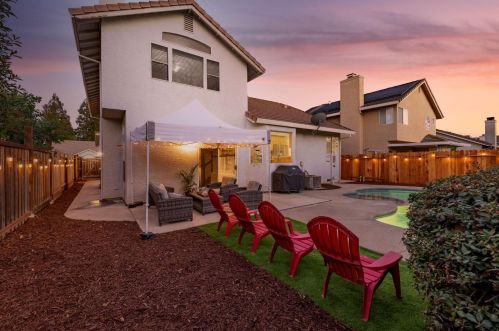 8686 White Peacock Way, Elk Grove CA  95624-3701 exterior