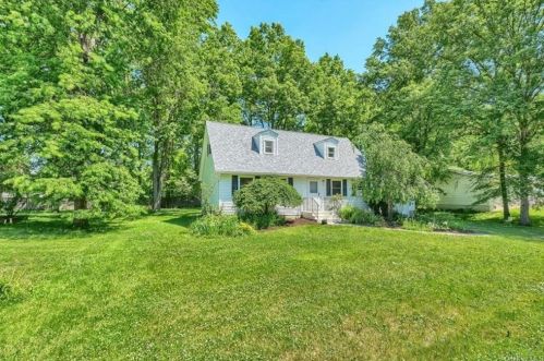 9 Memorial Dr, Nevis, NY 12583-5417