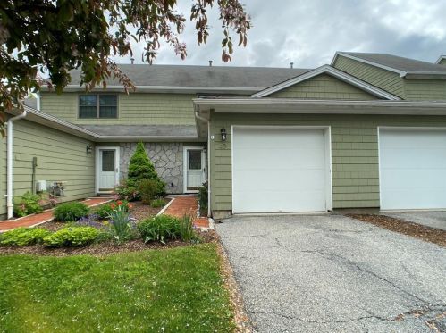 49 Jonathan Dr, Mahopac, NY 10541-2207