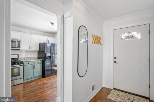 302 Hedgestone Ter, Leesburg VA  20176-4842 exterior