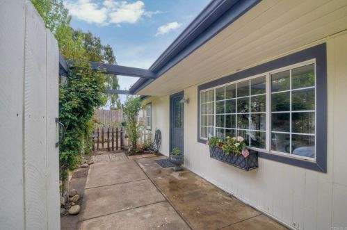 1705 York Dr, Vista, CA 92084-7616