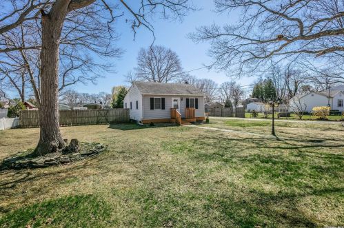 22 Blossom Ave, Holtsville NY  11742-1705 exterior