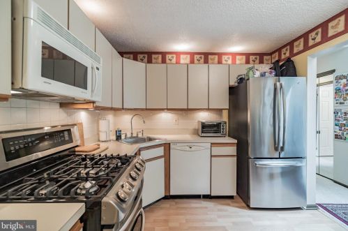 33 Scherer Ct, Trenton NJ  08648-2649 exterior