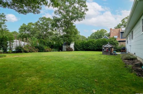 16 Longview Dr, East Quogue NY  11942-3613 exterior