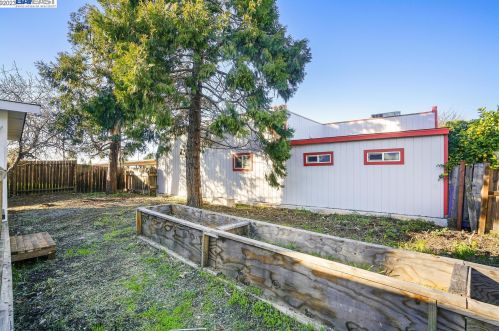 2954 Clearland Cir, West Pittsburg CA  94565-3243 exterior