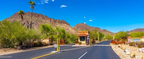 2001 Flying Q Ln, Tucson AZ  85713-6726 exterior