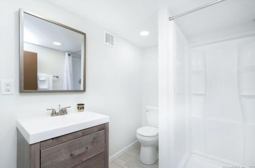 11 Bristol Rd, Windsor Locks CT  06096-2009 exterior