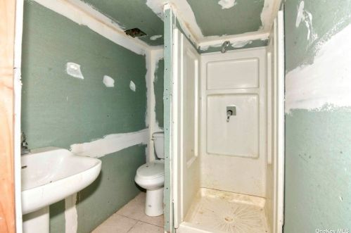 43 Julie Cres, Central Islip NY  11722-4907 exterior