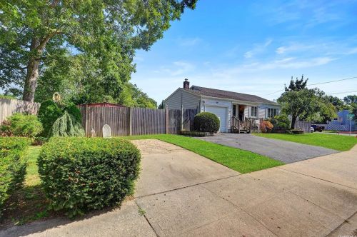 343 Woods Rd, Babylon, NY 11703-1414
