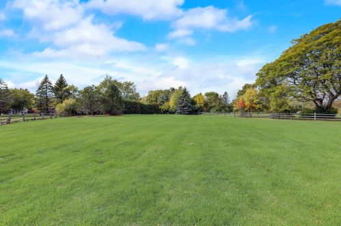 10043 Greenview Dr, Thiensville WI  53092-5749 exterior