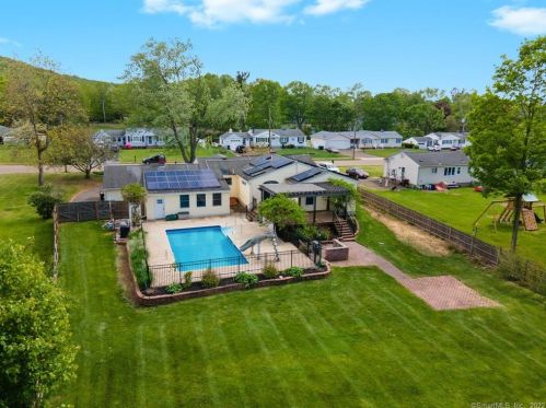 19 Peters Ln, North Haven, CT 06473-3837