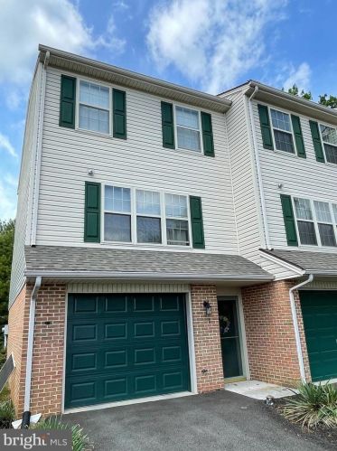 341 Country Club Rd, Red Lion, PA 17356-8698
