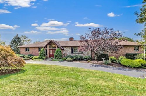 150 Roosevelt Dr, Bridgeport, CT 06611-2562