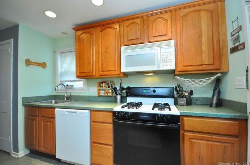 16 Oval Ln, Manchester CT  06040-4712 exterior