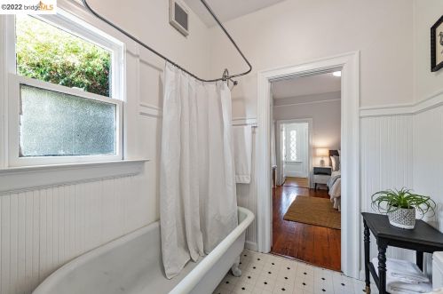 737 61st St, Oakland CA  94609-1207 exterior