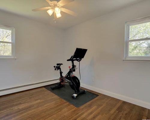 87 Wexford Dr, Oakdale NY  11769-1438 exterior