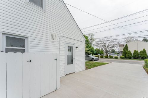 820 County Line Rd, Amityville NY  11701-1752 exterior