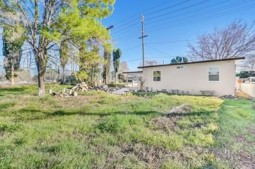 561 Royal Ave, Simi Valley CA  93065-4246 exterior
