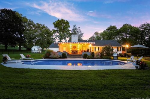 30 Far Horizon Dr, Bridgeport, CT 06612-1909