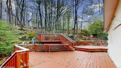 828 Sherry Dr, Valley Cottage NY  10989-2202 exterior