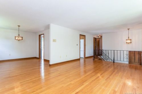 1 Warwick Ter, Waterford, CT 06385-4121