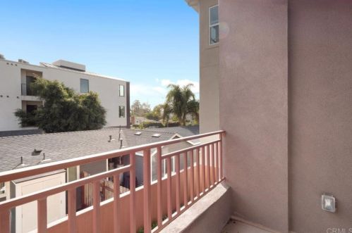 725 Oak Ave, Carlsbad CA  92008-3013 exterior