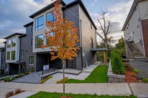 136 Harwood Ter, Palisades Park NJ  07650-2143 exterior