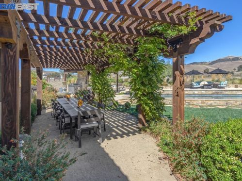 1080 Victorine Rd, Livermore CA  94551-6635 exterior