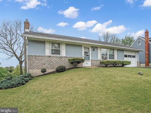 242 Boomerang Dr, Ephrata, PA 17522-2441